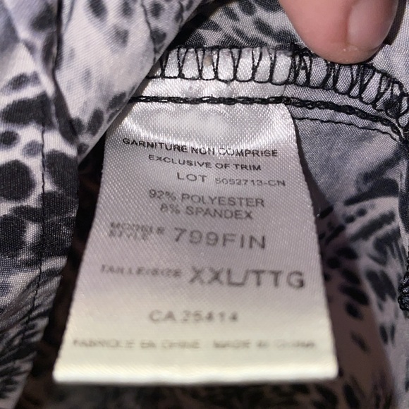 Tiger Print WhiteCross medial scrubs lots of pockets size XXL - Picture 9 of 12